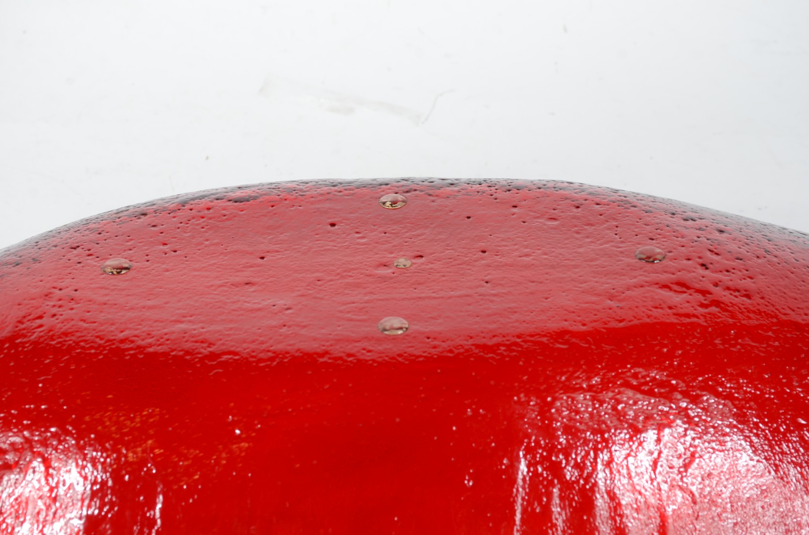 Três peças decorativas de vidro vermelho, sendo duas garrafas e um... - foto 6 de 9