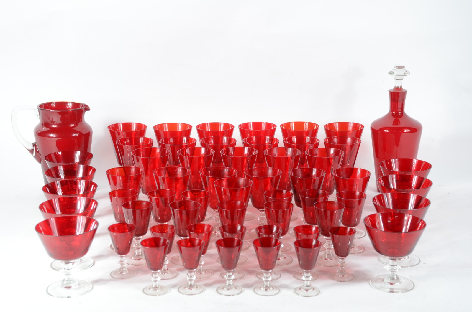 Serviço de copos de vidro vermelho, composto de: 9 taças para... - foto 1 de 9
