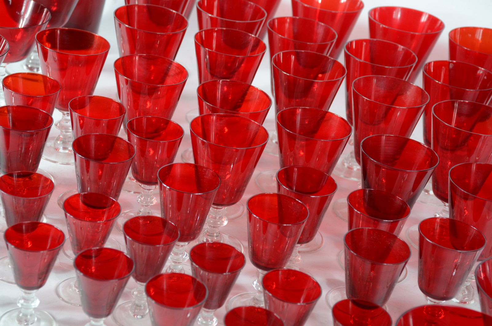 Serviço de copos de vidro vermelho, composto de: 9 taças para... - foto 3 de 9