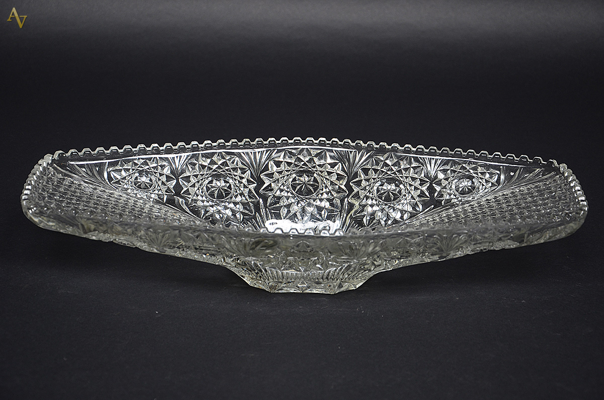 Fruteira de cristal lapidado feitio navete. Medidas 48 x 23 cm e...