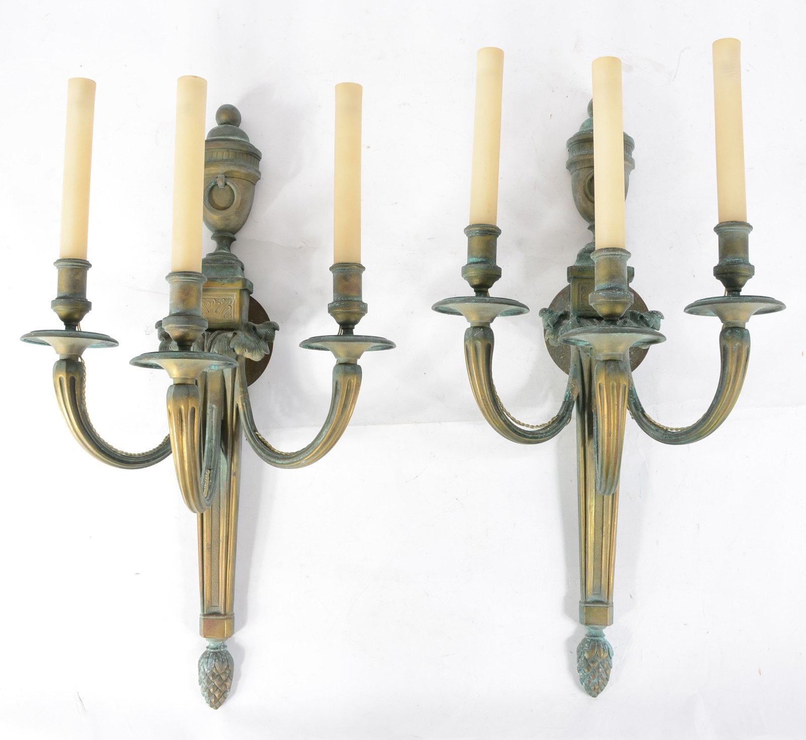 Par de arandelas na forma de tocheiros de bronze para 3 velas cada... - foto 1 de 9