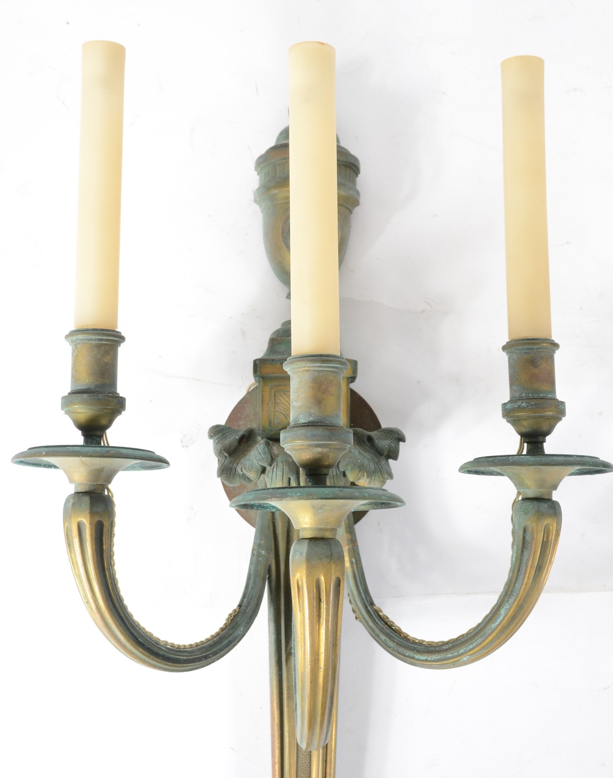 Par de arandelas na forma de tocheiros de bronze para 3 velas cada... - foto 2 de 9