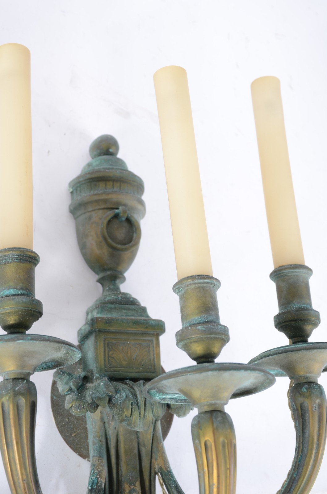 Par de arandelas na forma de tocheiros de bronze para 3 velas cada... - foto 4 de 9