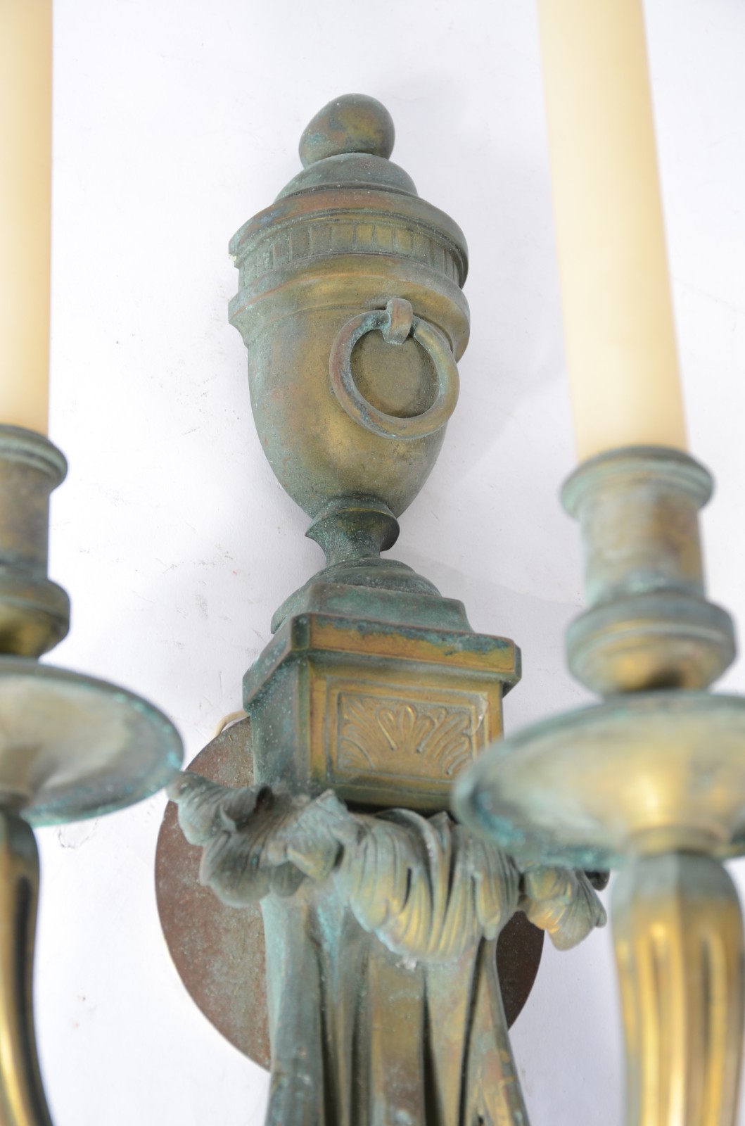 Par de arandelas na forma de tocheiros de bronze para 3 velas cada... - foto 5 de 9