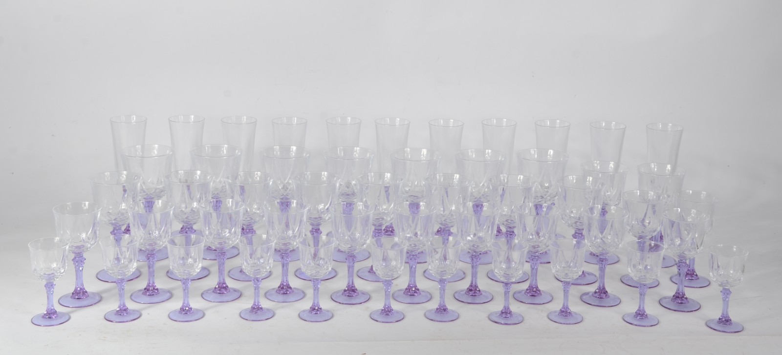 Serviço de copos de vidro com pé alto lilás, composto de: 11 flutes... - foto 1 de 4