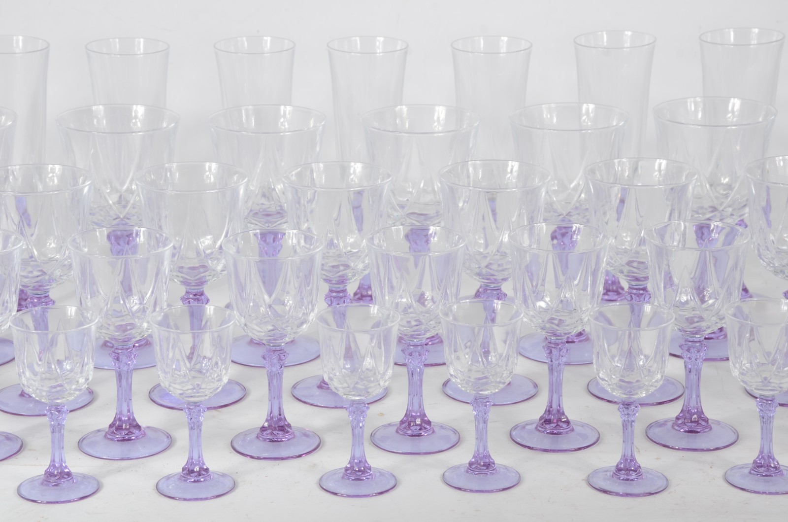 Serviço de copos de vidro com pé alto lilás, composto de: 11 flutes... - foto 2 de 4