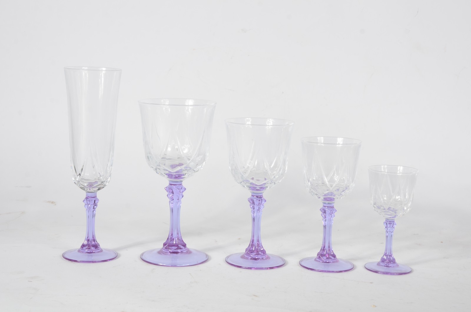 Serviço de copos de vidro com pé alto lilás, composto de: 11 flutes... - foto 3 de 4