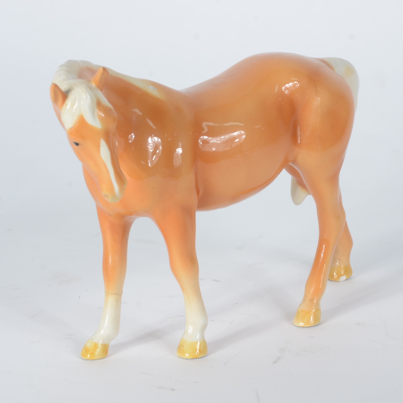 Escultura de porcelana inglesa representando cavalo. Perna colada. - foto 1 de 7