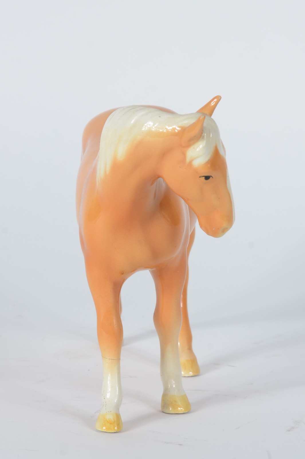 Escultura de porcelana inglesa representando cavalo. Perna colada. - foto 2 de 7
