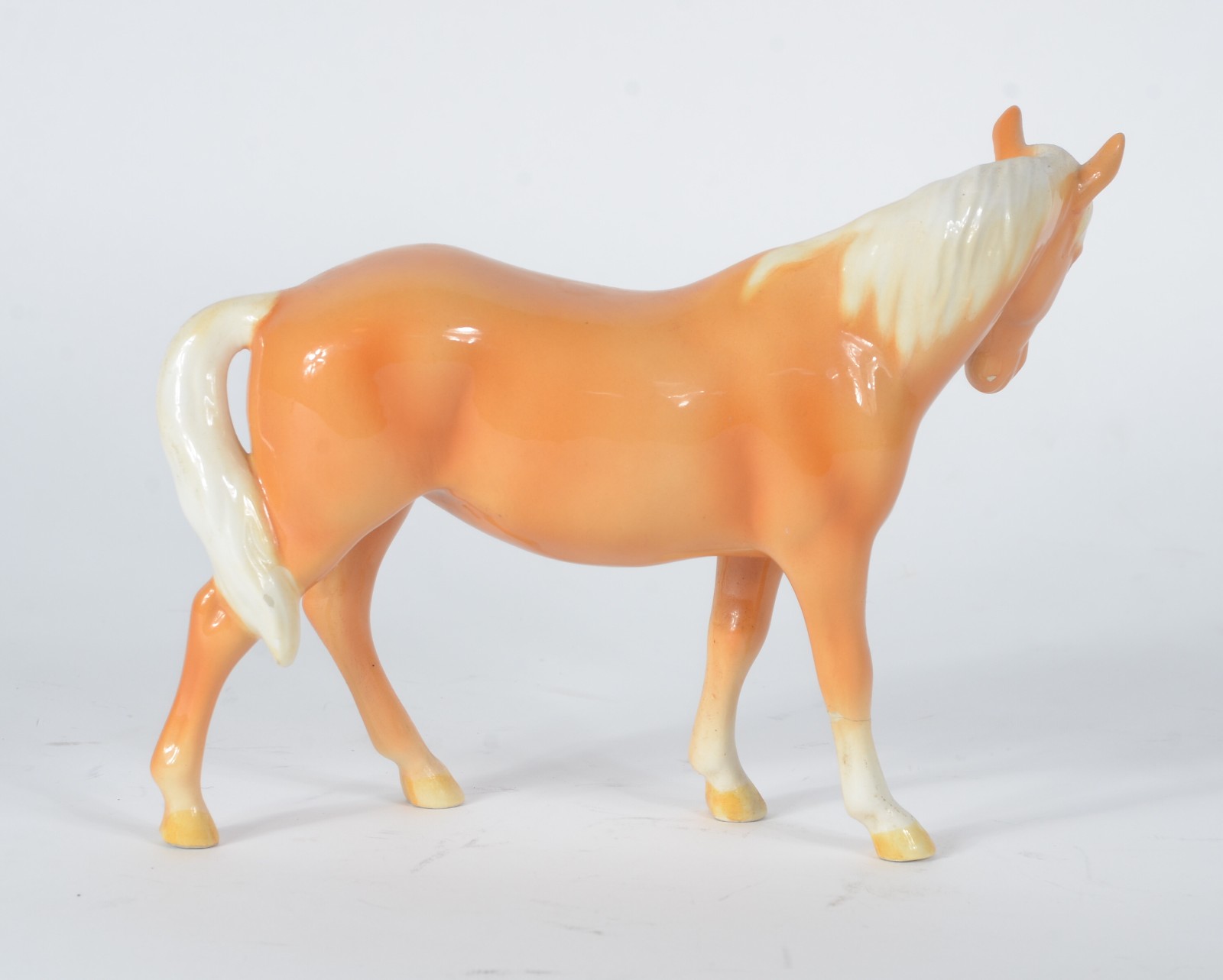 Escultura de porcelana inglesa representando cavalo. Perna colada. - foto 3 de 7