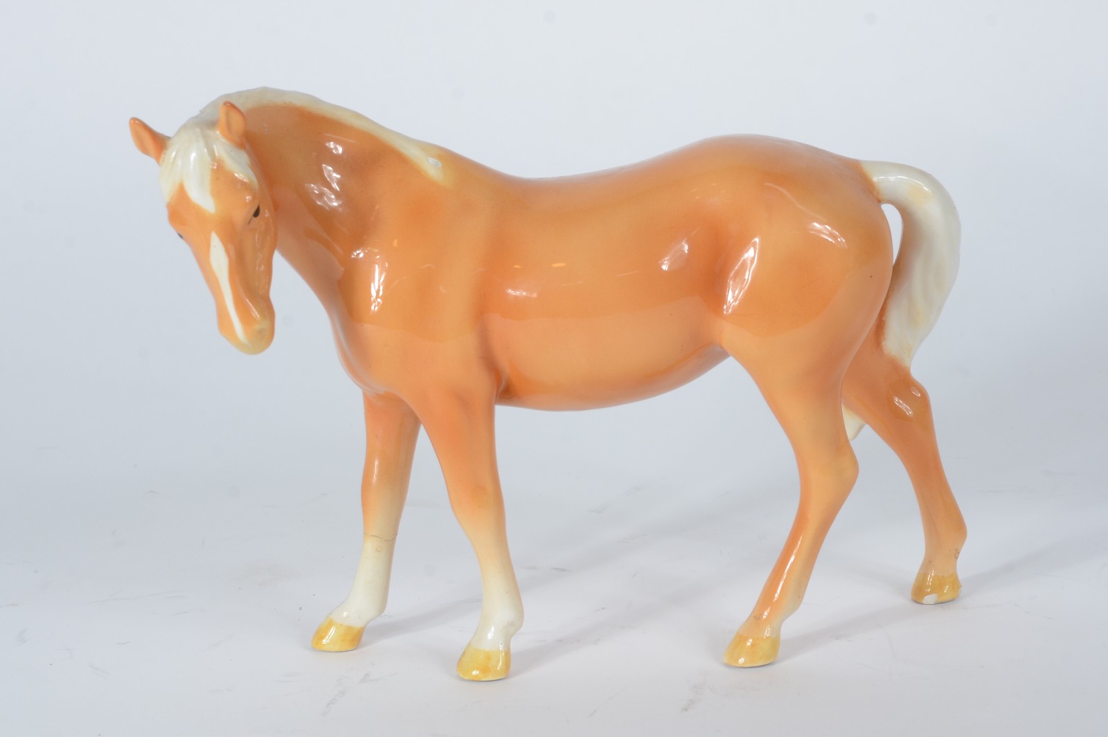 Escultura de porcelana inglesa representando cavalo. Perna colada. - foto 4 de 7