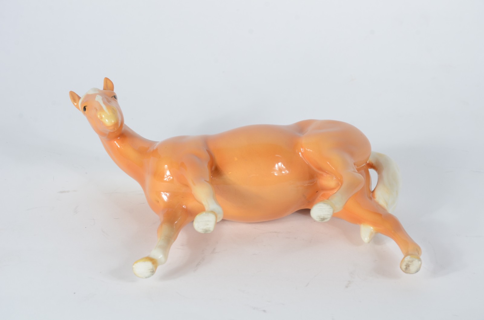 Escultura de porcelana inglesa representando cavalo. Perna colada. - foto 6 de 7