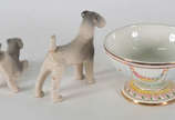 Diversas peças de porcelana, sendo bowl italian... - Diversas peças de porcelana, sendo bowl italiano Capo di Monte e 2 estatuetas francesas de Sévres na forma de cachorros ( 1 com lascado na orelh...