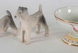 Diversas peças de porcelana, sendo bowl italian... - Diversas peças de porcelana, sendo bowl italiano Capo di Monte e 2 estatuetas francesas de Sévres na forma de cachorros ( 1 com lascado na orelh...