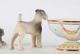 Diversas peças de porcelana, sendo bowl italian... - Diversas peças de porcelana, sendo bowl italiano Capo di Monte e 2 estatuetas francesas de Sévres na forma de cachorros ( 1 com lascado na orelh...