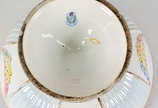 Diversas peças de porcelana, sendo bowl italian... - Diversas peças de porcelana, sendo bowl italiano Capo di Monte e 2 estatuetas francesas de Sévres na forma de cachorros ( 1 com lascado na orelh...