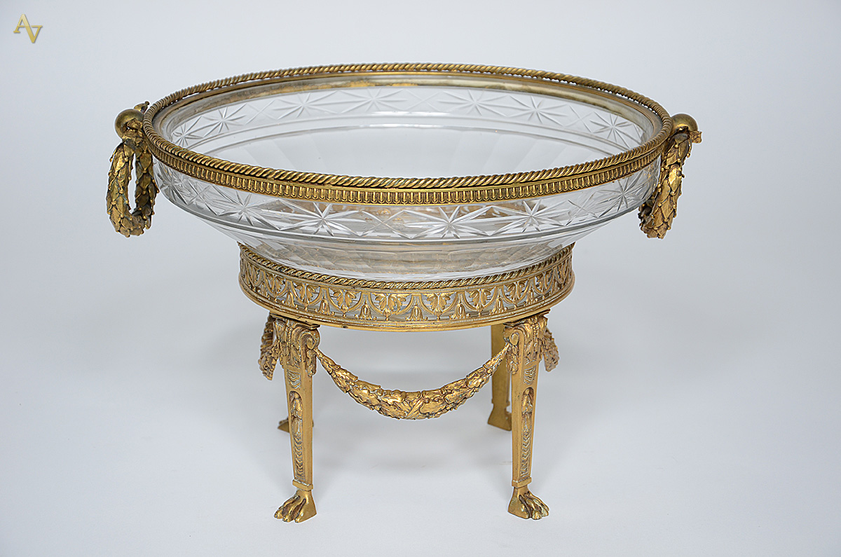 Grande centro de mesa de cristal lapidado com guarnição de metal... - foto 1 de 2
