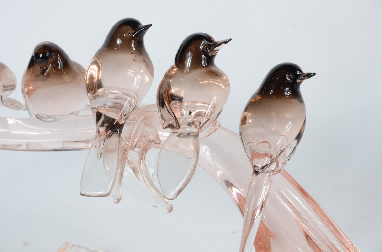 Grupo escultórico de murano em tons fumé degradé representando seis... - foto 10 de 11