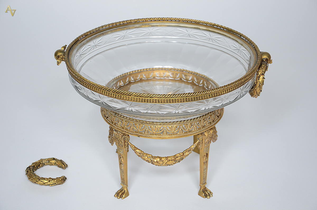 Grande centro de mesa de cristal lapidado com guarnição de metal... - foto 2 de 2
