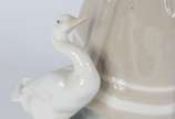 Lladró (1953),  - Escultura de porcelana espanhola policromada representando menina com patos.