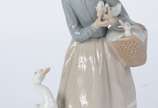 Lladró (1953),  - Escultura de porcelana espanhola policromada representando menina com patos.