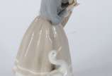 Lladró (1953),  - Escultura de porcelana espanhola policromada representando menina com patos.