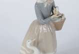 Lladró (1953),  - Escultura de porcelana espanhola policromada representando menina com patos.