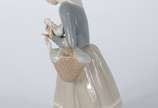 Lladró (1953),  - Escultura de porcelana espanhola policromada representando menina com patos.