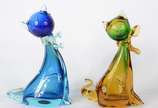 Duas esculturas de murano representando gatos, ... - Duas esculturas de murano representando gatos, um na cor verde e outro na cor azul.