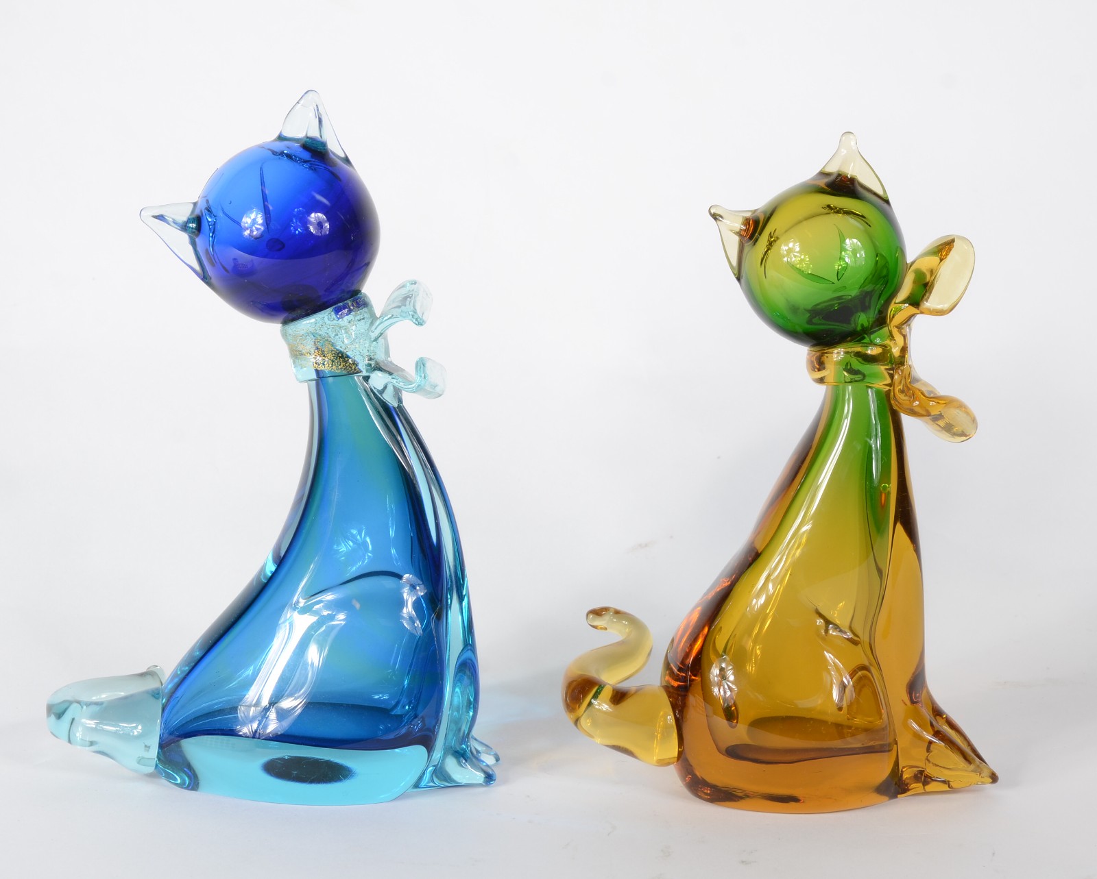 Duas esculturas de murano representando gatos, um na cor verde e... - foto 2 de 7