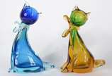 Duas esculturas de murano representando gatos, ... - Duas esculturas de murano representando gatos, um na cor verde e outro na cor azul.