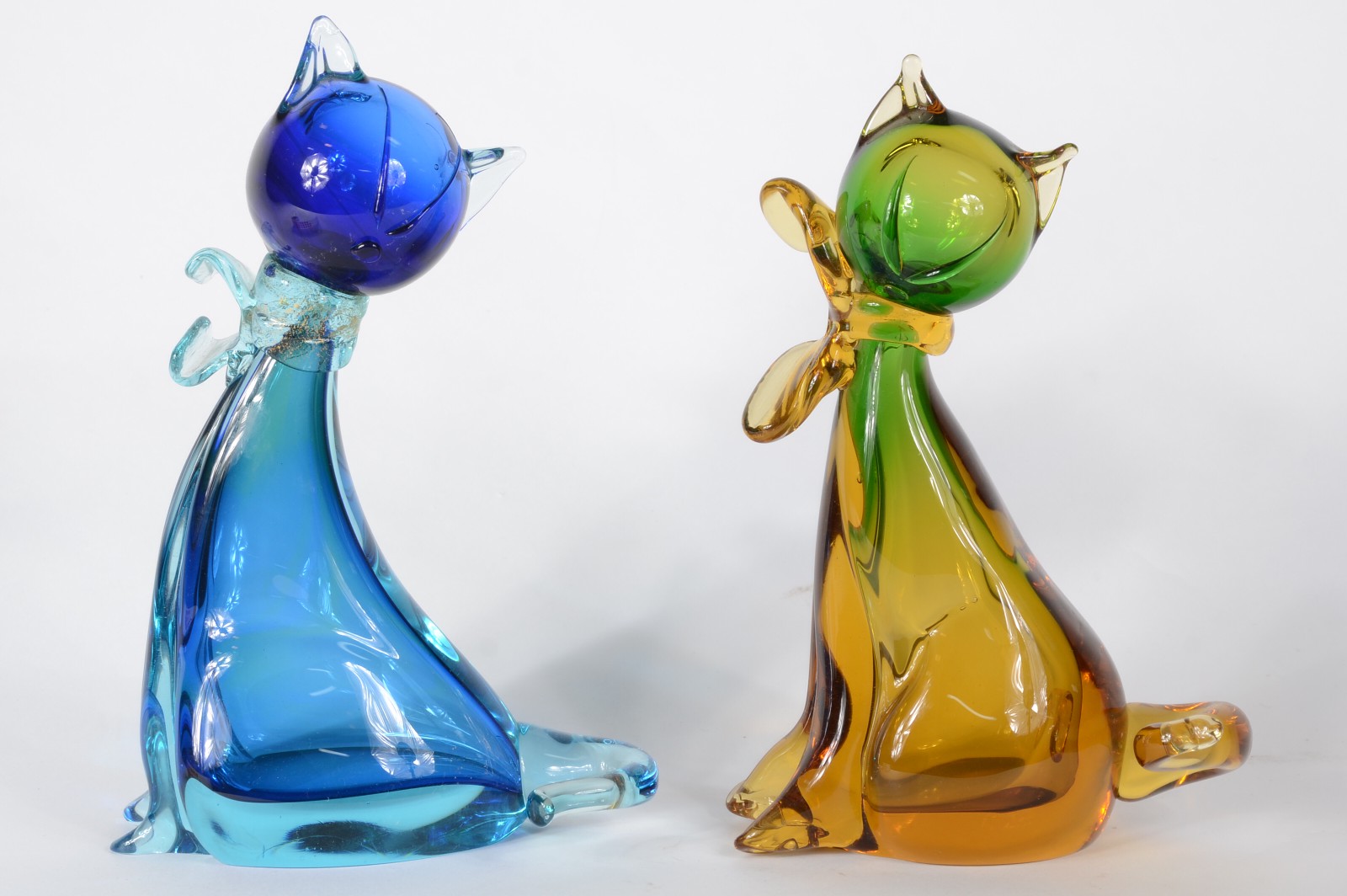 Duas esculturas de murano representando gatos, um na cor verde e... - foto 1 de 7