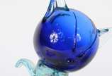 Duas esculturas de murano representando gatos, ... - Duas esculturas de murano representando gatos, um na cor verde e outro na cor azul.