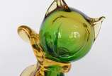 Duas esculturas de murano representando gatos, ... - Duas esculturas de murano representando gatos, um na cor verde e outro na cor azul.