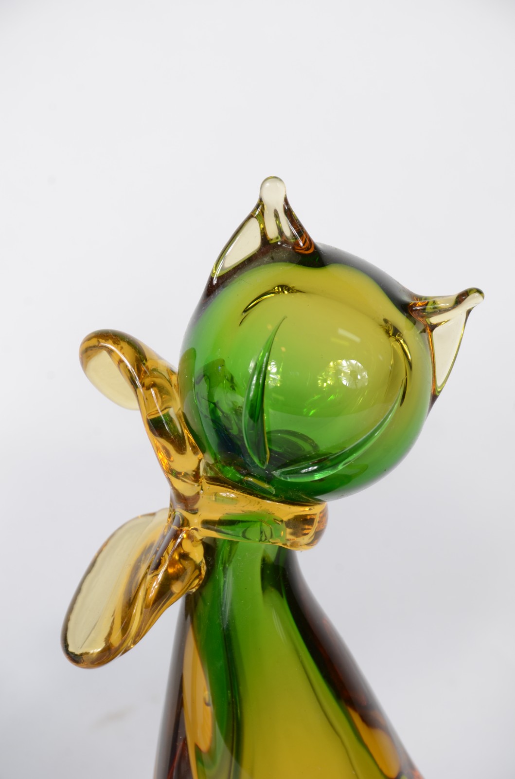 Duas esculturas de murano representando gatos, um na cor verde e... - foto 4 de 7