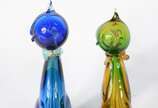 Duas esculturas de murano representando gatos, ... - Duas esculturas de murano representando gatos, um na cor verde e outro na cor azul.
