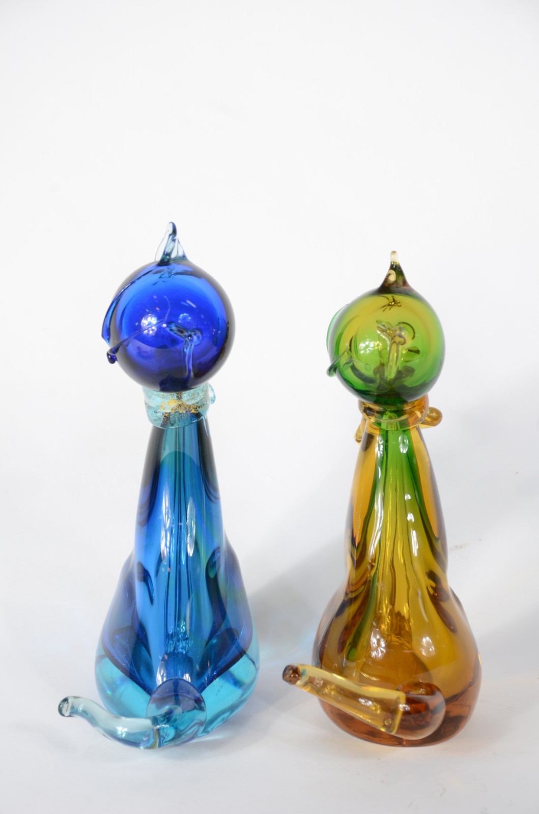 Duas esculturas de murano representando gatos, um na cor verde e... - foto 5 de 7