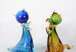Duas esculturas de murano representando gatos, ... - Duas esculturas de murano representando gatos, um na cor verde e outro na cor azul.