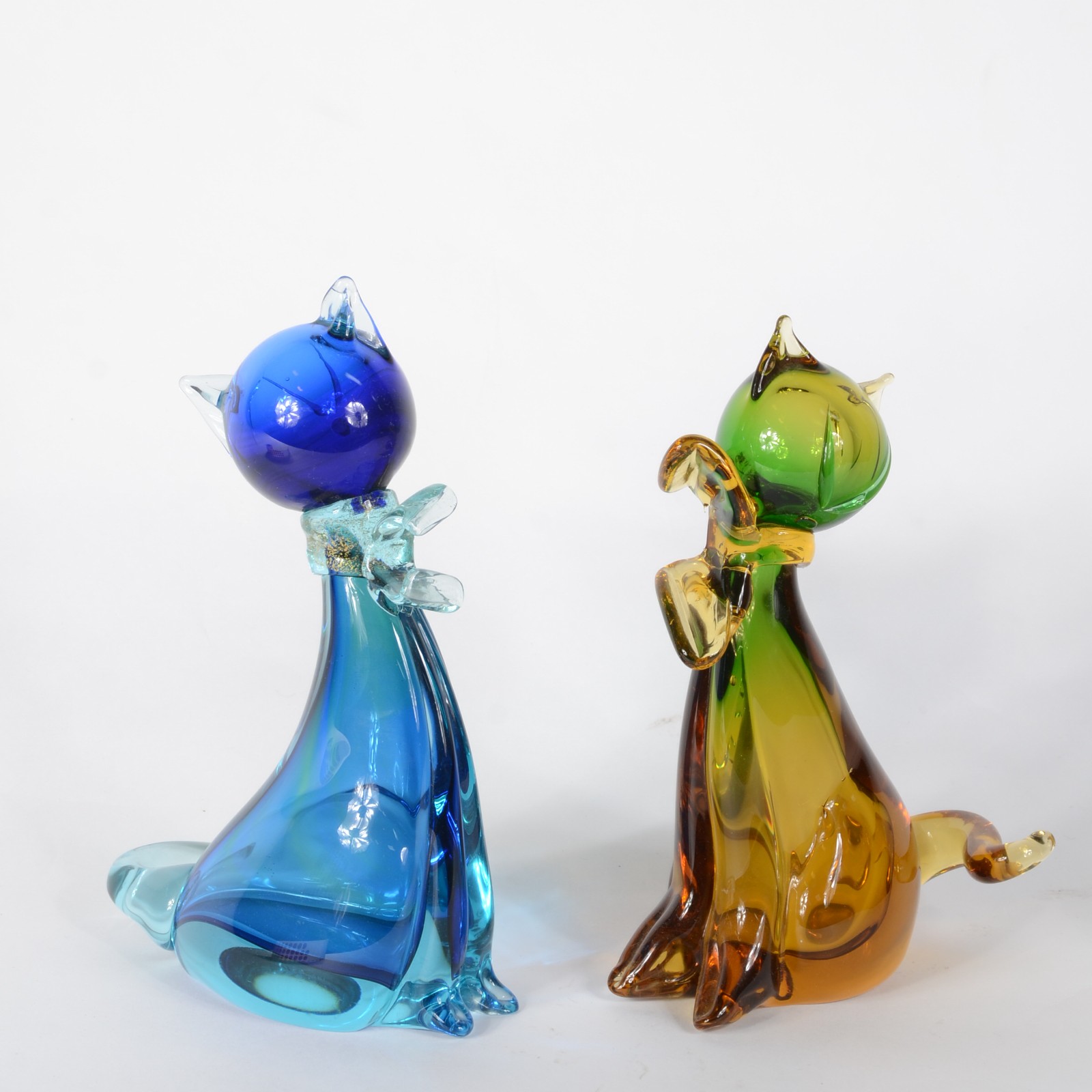 Duas esculturas de murano representando gatos, um na cor verde e... - foto 6 de 7