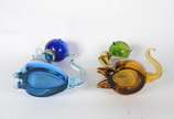 Duas esculturas de murano representando gatos, ... - Duas esculturas de murano representando gatos, um na cor verde e outro na cor azul.