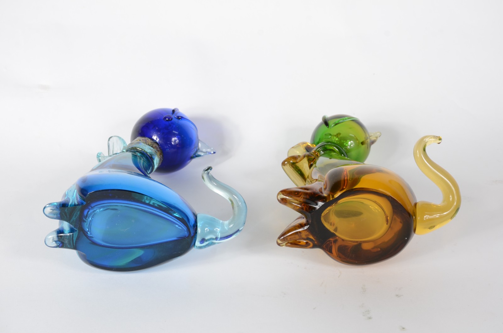 Duas esculturas de murano representando gatos, um na cor verde e... - foto 7 de 7