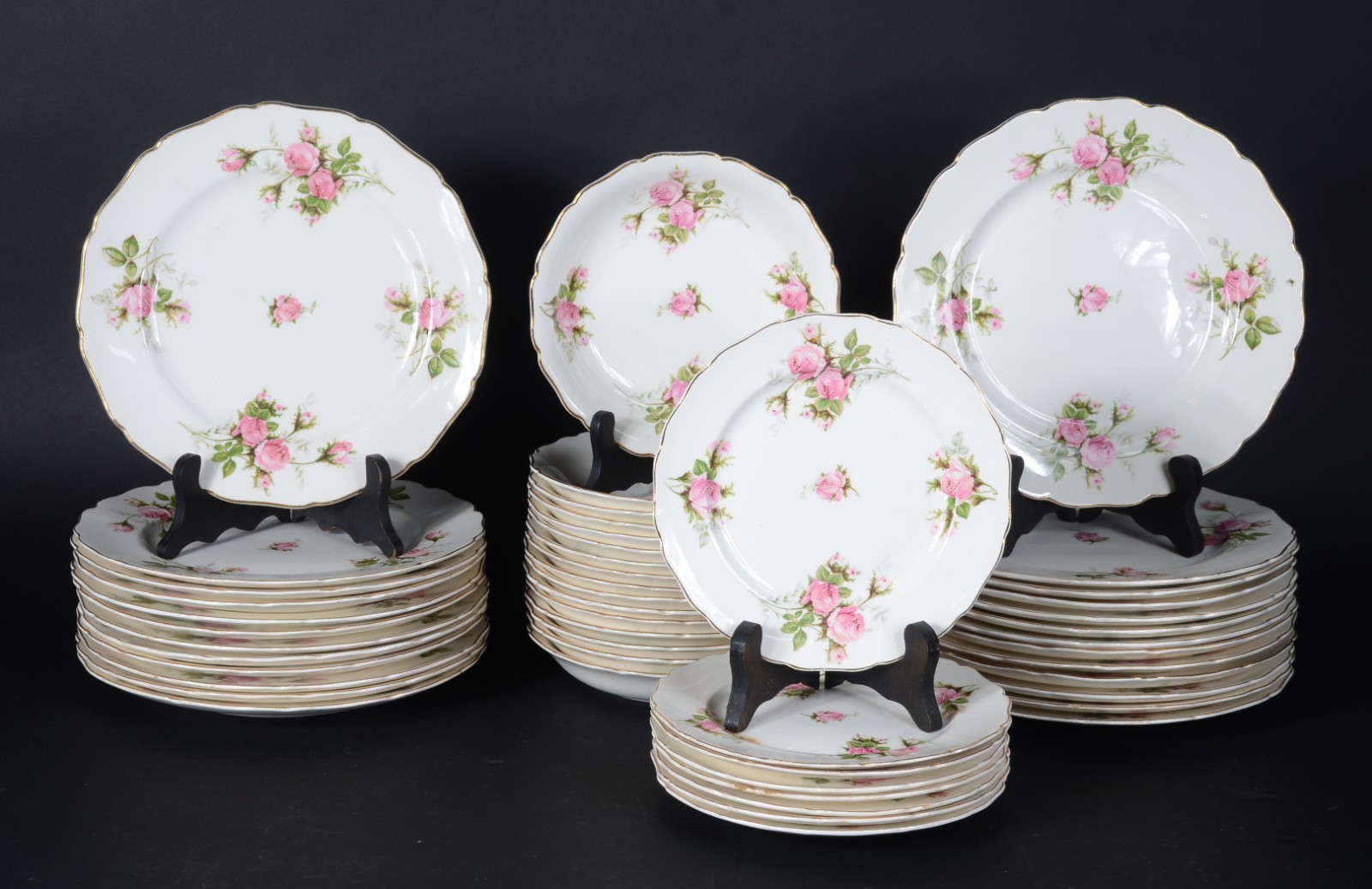Serviço de jantar de faiança americana, decorada com flores em... - foto 1 de 3