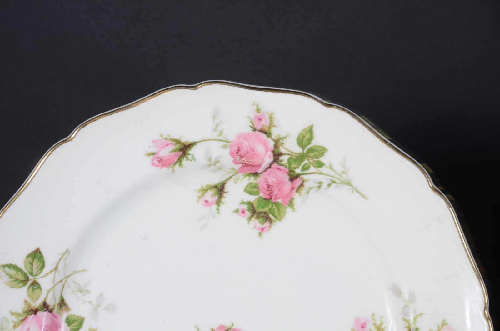 Serviço de jantar de faiança americana, decorada com flores em... - foto 3 de 3