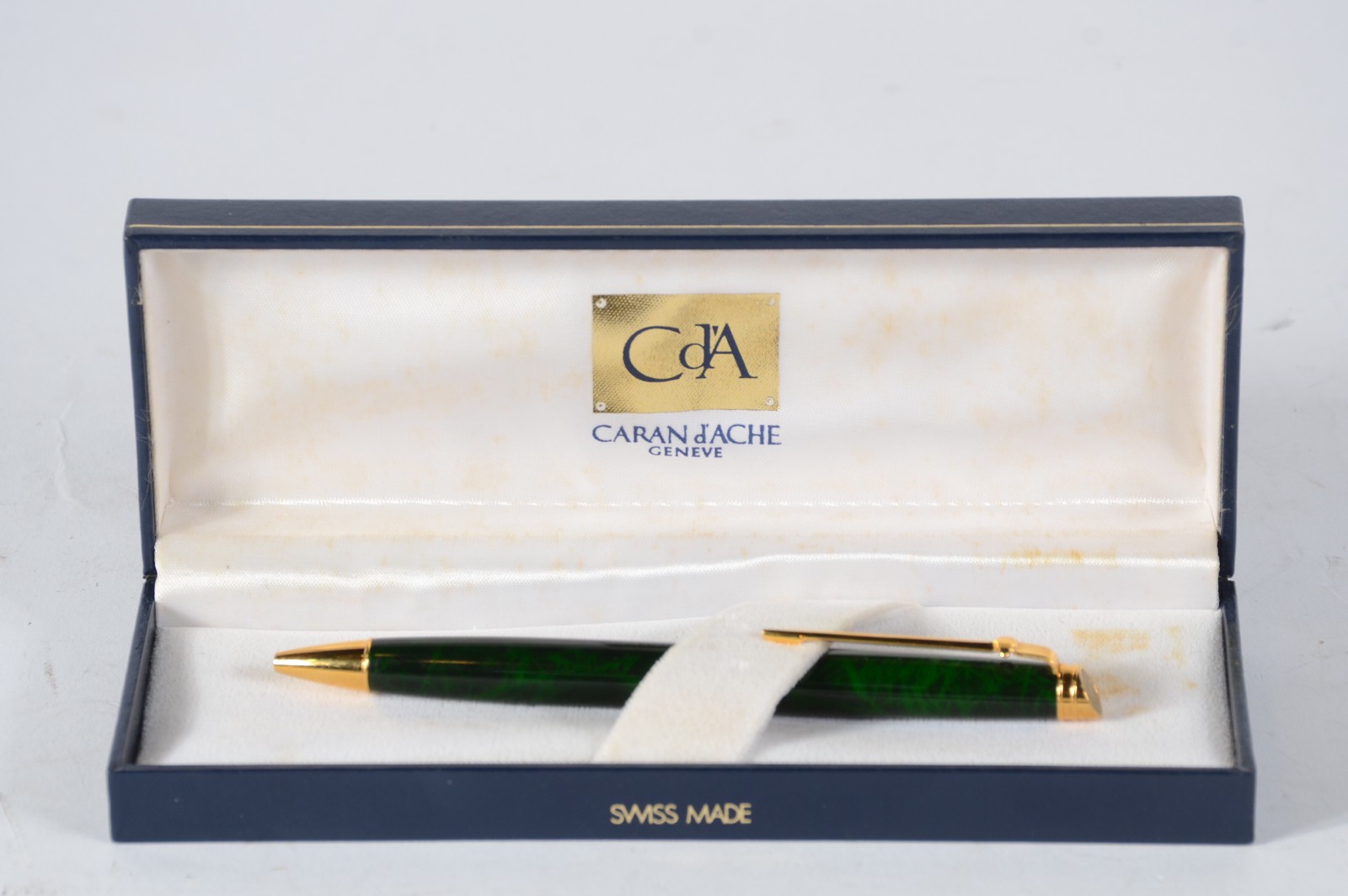 Caneta suiça na cor verde e dourada "gold plated". No estojo. - foto 1 de 9