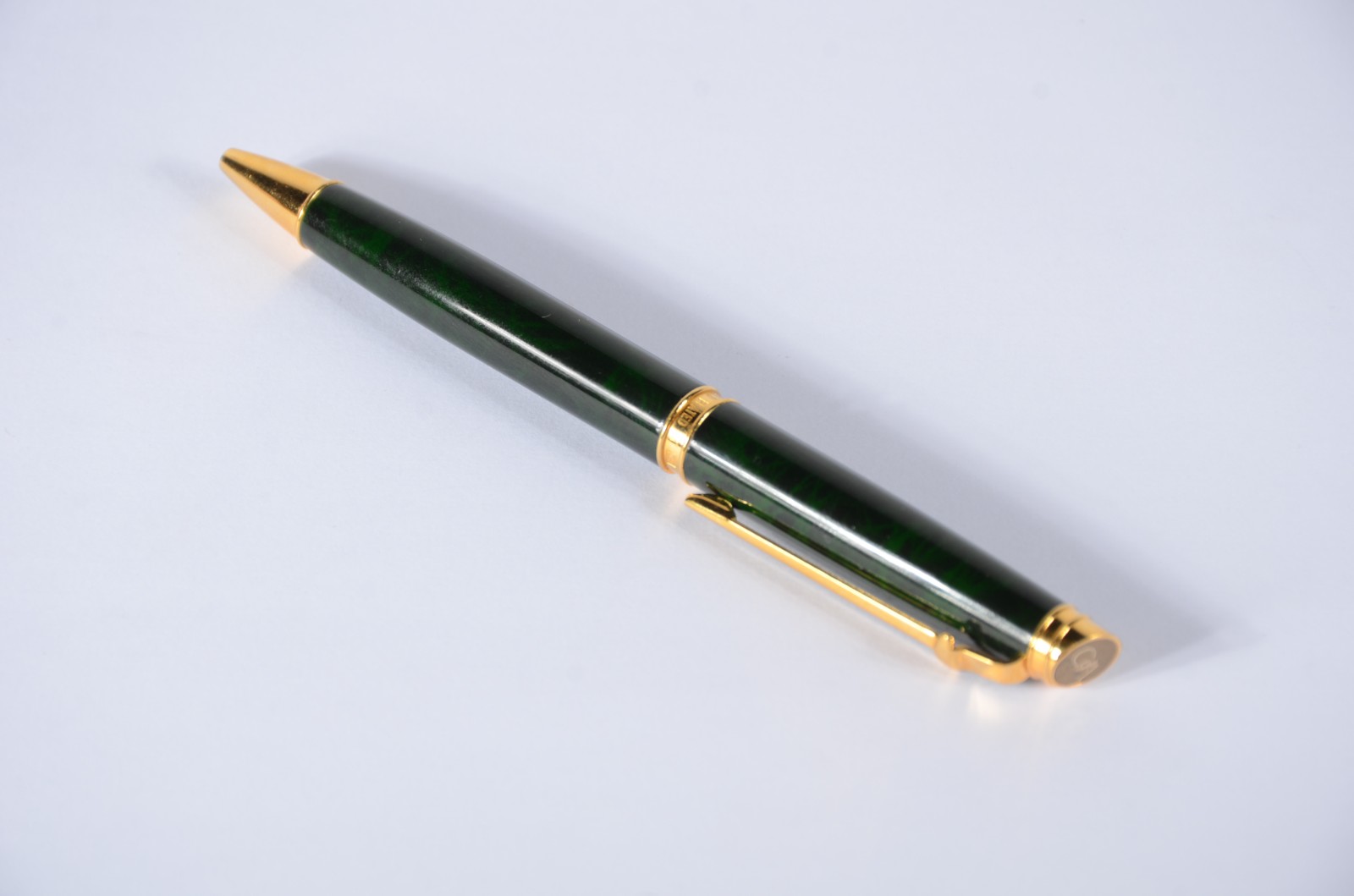 Caneta suiça na cor verde e dourada "gold plated". No estojo. - foto 3 de 9