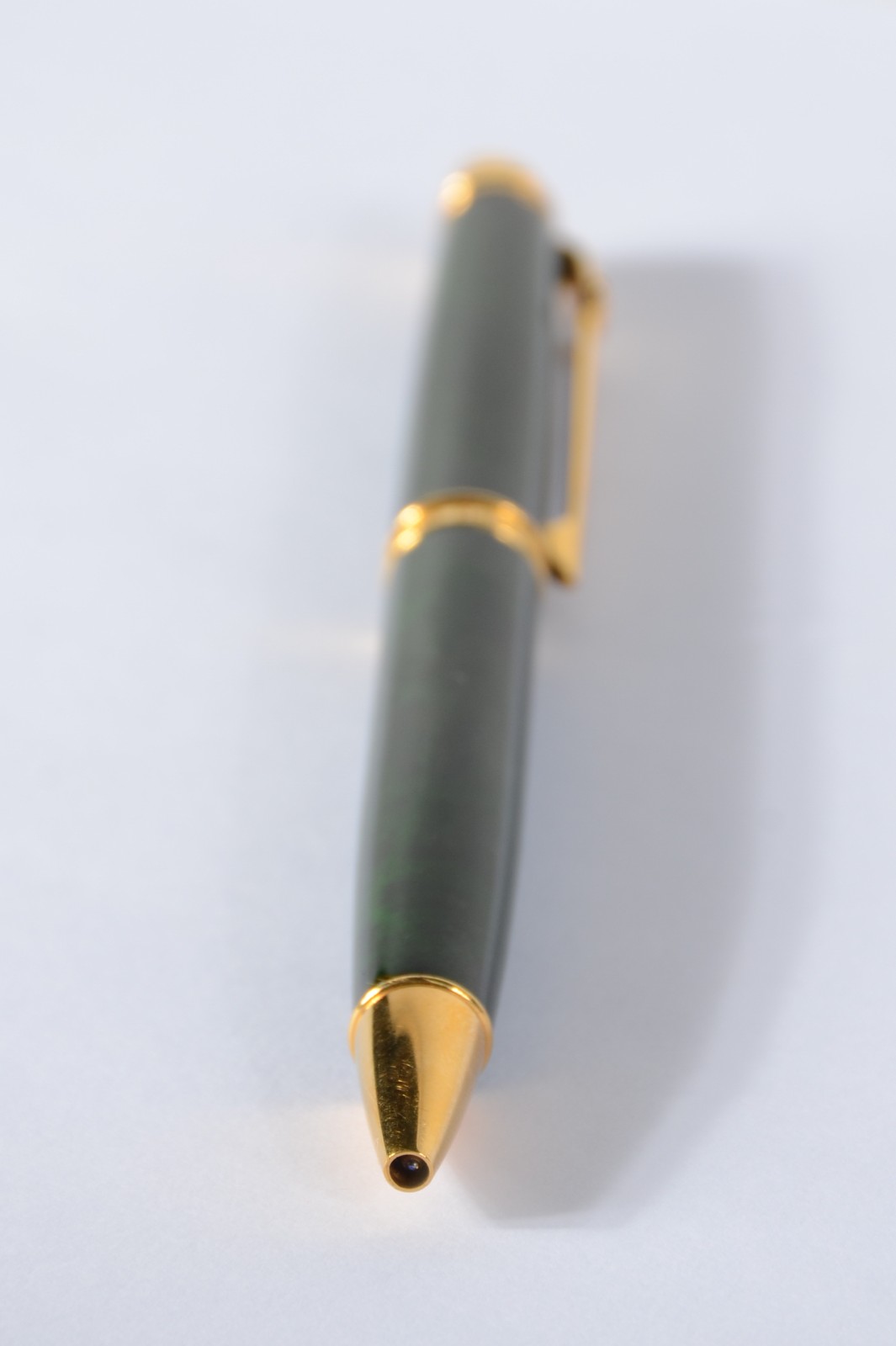 Caneta suiça na cor verde e dourada "gold plated". No estojo. - foto 4 de 9
