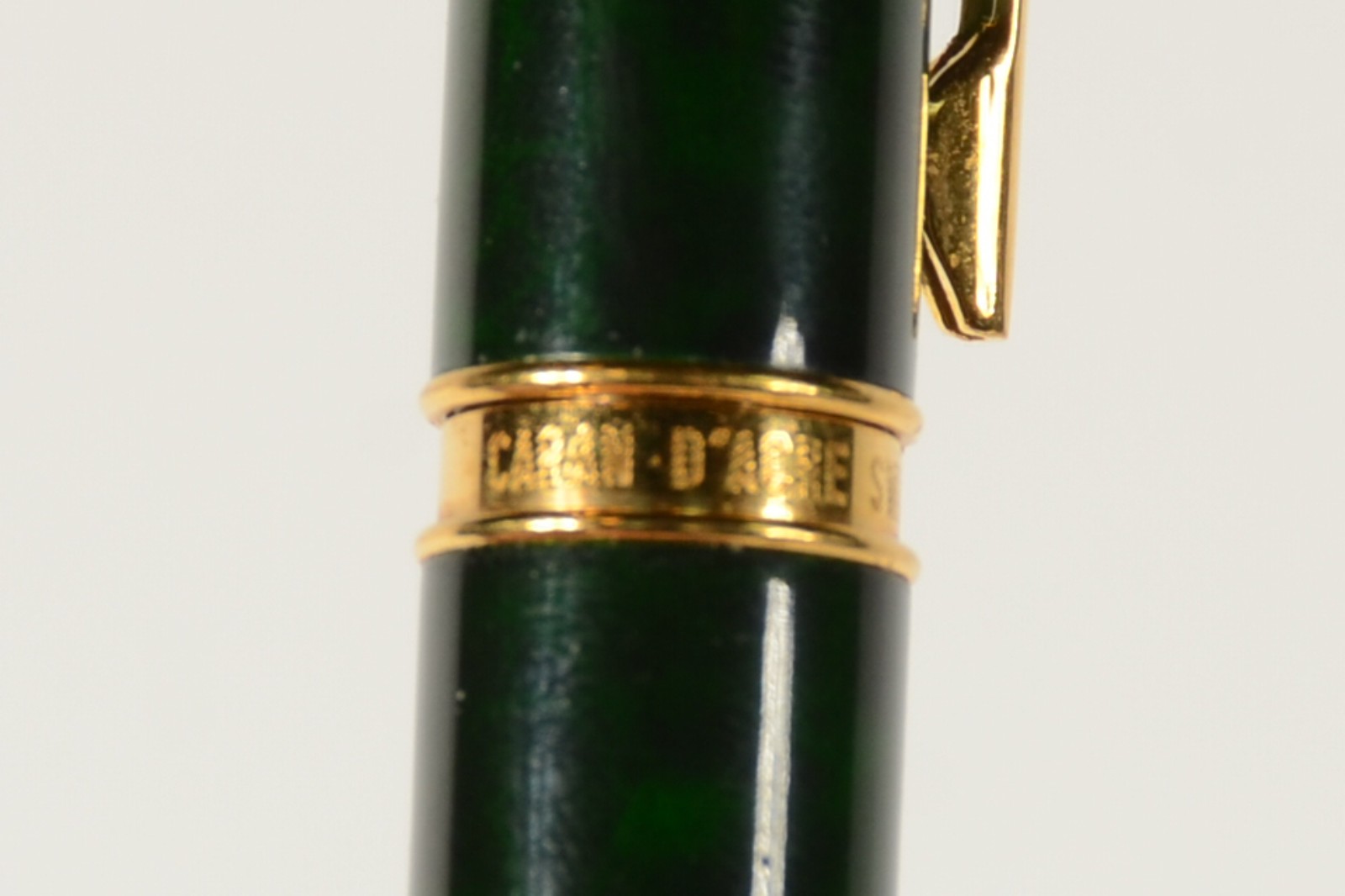 Caneta suiça na cor verde e dourada "gold plated". No estojo. - foto 5 de 9