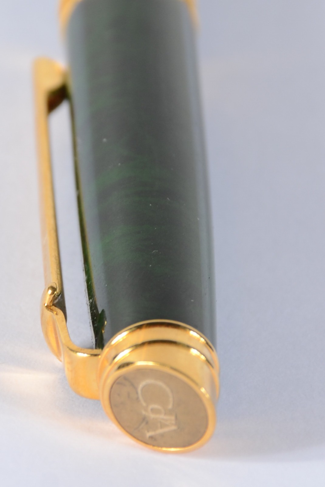 Caneta suiça na cor verde e dourada "gold plated". No estojo. - foto 9 de 9