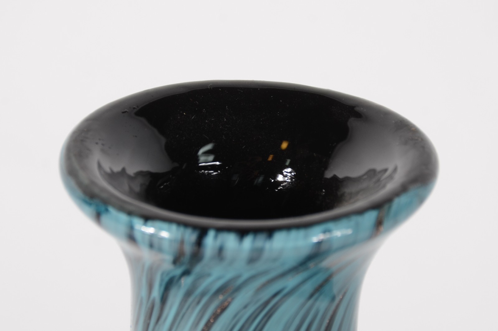Jarro decorativo de vidro azul e preto com pó de ouro. - foto 3 de 4