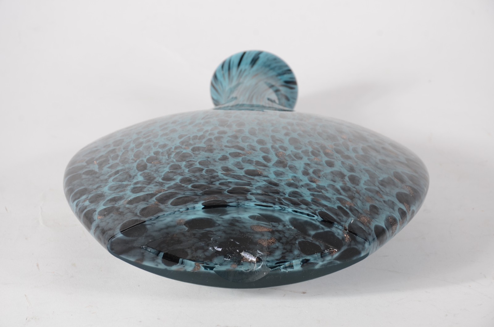 Jarro decorativo de vidro azul e preto com pó de ouro. - foto 4 de 4